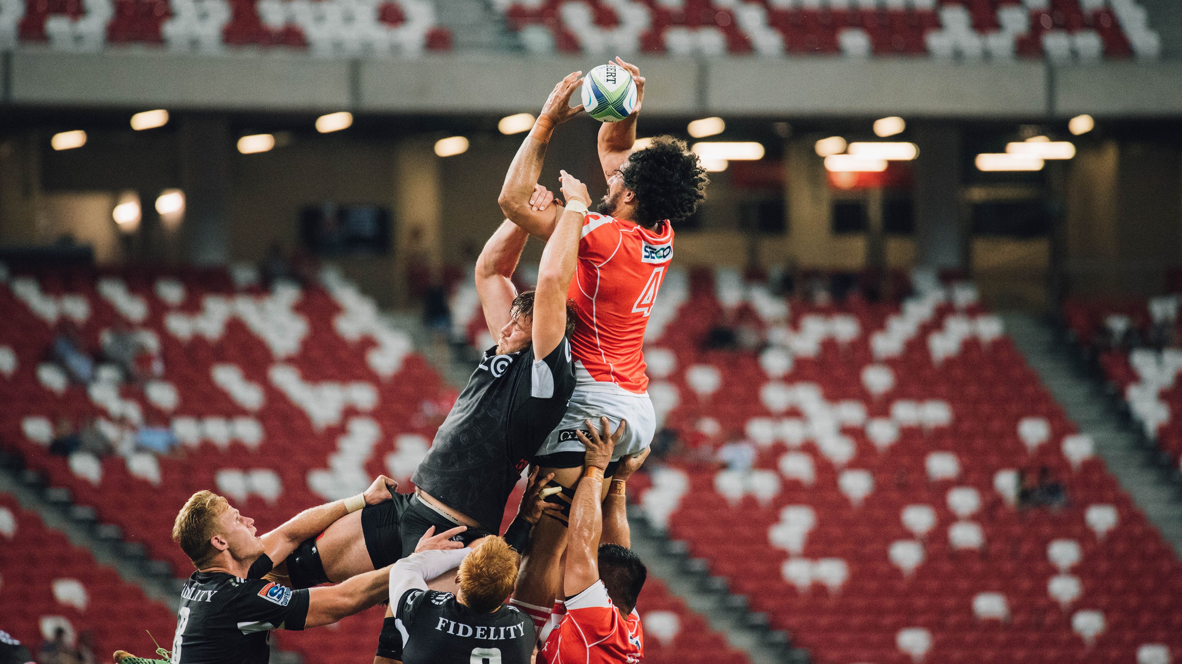 多平台转播提升橄榄球影响力，橄榄球传球的动作视频